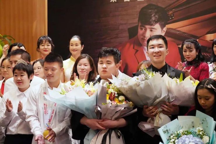 音乐双子星，点亮冬日激情！——雷火电竞未来艺术家刘明康爱心公益音乐沙龙